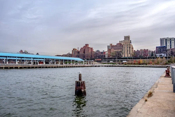 Bulutlu Bir Günde New York Şehrinin Silüeti — Stok fotoğraf