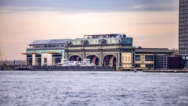 Bulutlu bir günde New York şehrinin silüeti