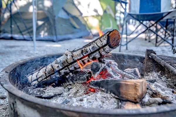 Chamas Uma Fogueira Noite Marca Fogo Fogo Acampamento — Fotografia de Stock