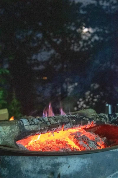 Φλόγες Φωτιάς Μέσα Στη Νύχτα Πυροσβεστική Φωτιά Στο Στρατόπεδο — Φωτογραφία Αρχείου