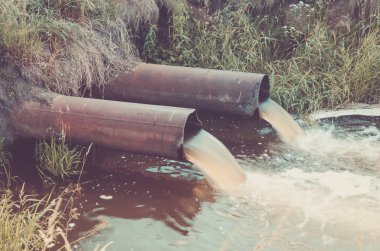 iki Kanalizasyon borular göle su borusu nehir/atık su akışını pour. Tonda