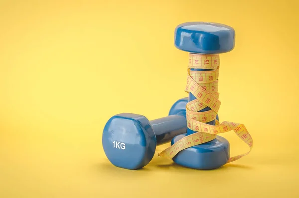 Blue Dumbbells Yellow Centimeter Blue Dumbbells Centimeter Yellow Background Selective — Stock Photo, Image