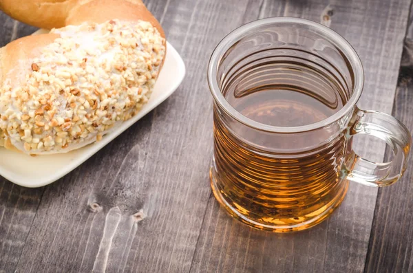 Croissant Glazuur Met Noten Een Glas Thee Croissant Glazuur Met — Stockfoto