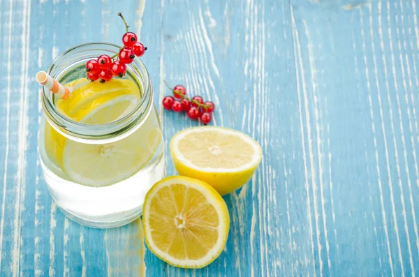 Limonata Con Limone Ribes Rosso Fondo Blu Limonata Con Limone — Foto Stock