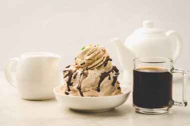 Kahvaltı whith kahve cam, süt, Çaydanlık ve tatlı/kahvaltı whith kahve cam, süt, Çaydanlık ve tatlı beyaz zemin üzerinde. Seçici odak