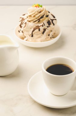 Kahvaltı whith beyaz kahve Kupası, süt ve tatlı/kahvaltı whith beyaz kahve Kupası, süt ve beyaz zemin üzerine tatlı. 