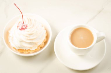 kapuçino beyaz Kupası ve taze kek kiraz/kapuçino ile Kupası ve taze kek kiraz beyaz mermer zemin üzerinde beyaz. Üstten görünüm