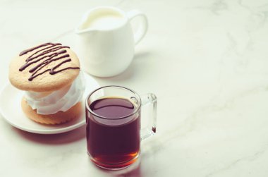 Tatlı ve beyaz mermer arka plan/kahve cam tatlı ile süt ve süt beyaz mermer zemin üzerine kahve cam. Seçici odak ve copyspac