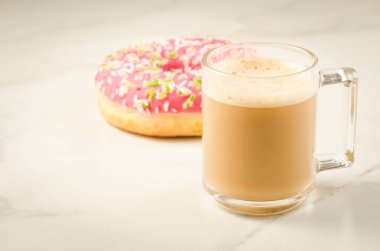 Kahve molası ile taze şekerli çörek/kahve molası ile beyaz mermer zemin üzerinde taze şekerli çörek. Seçici odak ve boşaltmak