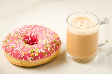 Kahve molası ile taze şekerli çörek/kahve molası ile beyaz mermer zemin üzerinde taze şekerli çörek. Seçici odak 