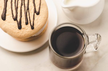 Espresso bardak süt ve beyaz mermer arka plan/Espresso bardak sütlü tatlı ve beyaz mermer zemin üzerine tatlı. Üstten görünüm