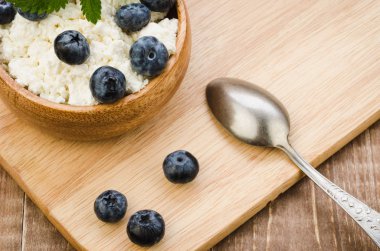 süzme peynir ile kahvaltı hazır ve süzme peynir ve yaban mersini ahşap arka plan üzerinde yaban mersini/hazır kahvaltı. Üstten görünüm