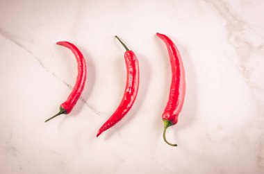 parlayan kırmızı acı biber/parlayan kırmızı acı biber beyaz mermer zemin üzerinde. Top vie