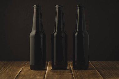 karanlık bir arka plan bir ahşap masa ve bira şişe bira şişe