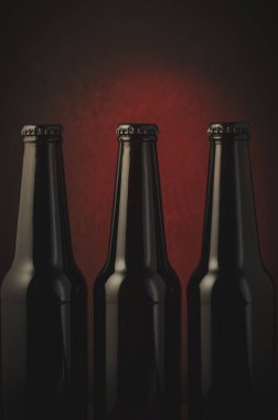 bira/siyah şişe bira kırmızı bir arka plan üzerinde siyah şişe. 