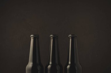 bira/siyah şişe bira karanlık bir arka plan üzerinde siyah şişe. 