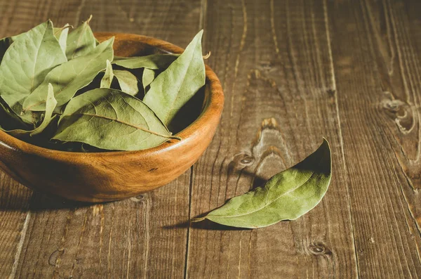 Hoja Laurel Tazón Madera Hoja Laurel Sobre Una Superficie Madera —  Fotos de Stock