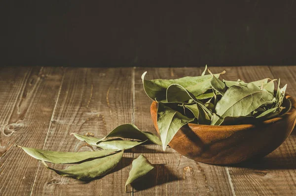 Especias Hoja Laurel Estilo Rural Hoja Laurel Tazón Madera Sobre — Foto de Stock