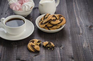 bir tabak ve kahve ile beyaz bir fincan kahve/beze kurabiyeyle beze çerezleri bir tabak ve beyaz bir fincan. Kopya alanı ile