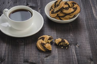 Beyaz ahşap bir masa kahve ve çikolata kurabiye kahve ve Çikolata Çerezler/beyaz fincan fincan