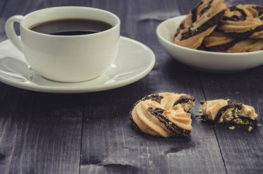 beyaz fincan kahve ve kurabiye/beyaz fincan kahve ve kurabiye. Tonda