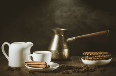 Tarçın, eski pot, krema ve çikolata kurabiye ile kahve ve kurabiye/kahve Kupası ile kahvaltı. Tonda