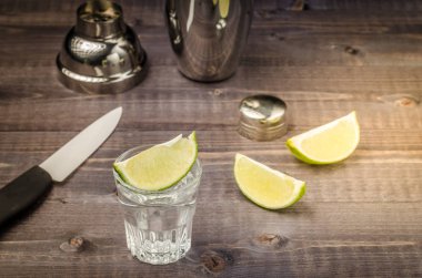 bir shaker ahşap arka plan üzerinde bir kireç limonlu bir shaker/hazırlık atış ile atış hazırlanması. Üstten görünüm