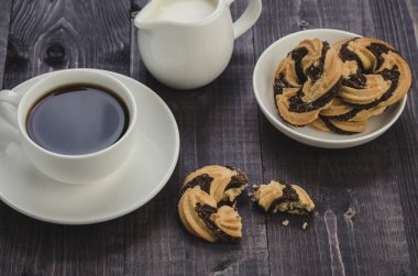 kurabiye ve coffeecookies ve ahşap koyu kahve tablo/kurabiye ve coffeecookies ve koyu ahşap bir masa üzerinde kahve. Üstten görünüm