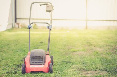 Çim biçme makinesi kesim yeşil çimen/yazlık bahçesinde çimenlerin üzerinde çim biçme