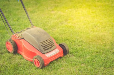 Çim biçme makinesi kesim yeşil çimen/kırmızı çim biçme makinesi üzerinde yeşil bir yasa