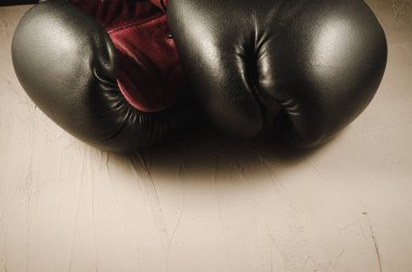 spor ve gri eldivenler/spor boks konseptiyle ve taş zemin üzerine gri eldiven boks konseptiyle. Boşaltmak