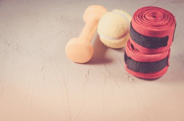 halter, sarı topu ve bandaj/spor kavram halter, sarı top ve bir taş zemin üzerine bandaj ile spor kavram. Boşaltmak