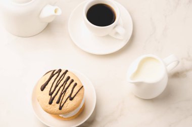 Kahvaltı whith kahve ve tatlı/kahvaltı whith kahve ve tatlı beyaz mermer zemin üzerinde. Üstten görünüm