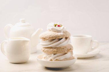 Kahvaltı whith beyaz kahve Kupası, süt ve tatlı/kahvaltı whith beyaz kahve Kupası, süt ve tatlı beyaz mermer zemin üzerinde. Seçici odak