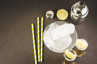 kokteyl malzemeler ve tekila çekim/kokteyl malzemeler ve tekila karanlık bir arka plan üzerinde. Üstten görünüm ve boşaltmak