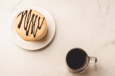 Beyaz mermer arka plan/kahve cam tatlı tatlı beyaz mermer zemin üzerine ile bardak kahve. Üstten görünüm