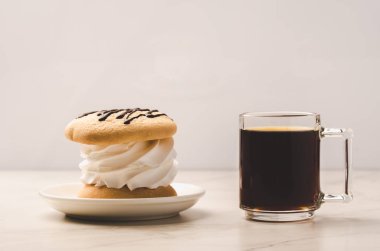 Beyaz mermer zemin üzerine tatlı tatlı/kahve cam ile kahve cam.