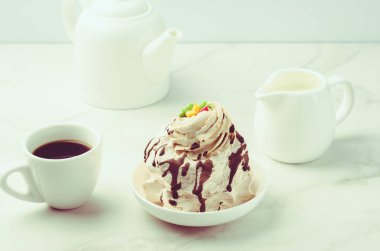 Kahve, süt, Çaydanlık ve tatlı/kahve, süt, Çaydanlık ve tatlı beyaz zemin üzerinde. Seçici odak