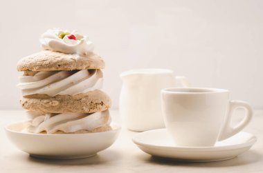 Tatlı ile beyaz espresso fincan ve süt/beyaz Espresso fincan tatlı ve süt beyaz mermer zemin üzerinde. Seçici odak