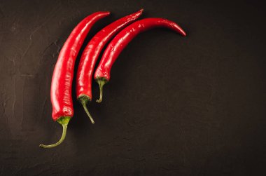 üzerinde koyu bir taş zemin üzerine koyu arka plan/kırmızı sıcak Şili Biber Kırmızı Şili biber. Üstten görünüm. Boşaltmak 