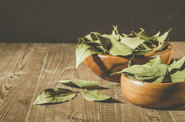 Hoja Laurel Una Superficie Madera Tazón Madera Dos Especias Hoja —  Fotos de Stock