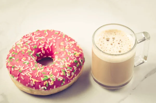 Przerwa Kawowa Cappuccino Glass Świeże Słodki Różowy Pączek Coffee Break — Zdjęcie stockowe