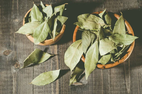 defne yaprağı koyu ahşap yüzeyi koyu arka plan/defne yaprağı üzerinde kırsal tarzda baharat. Üstten görünüm