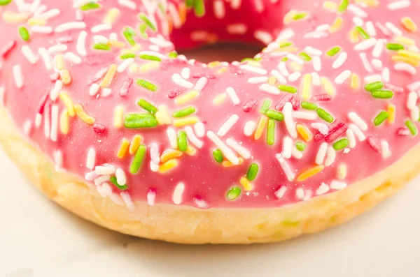 Tatlı ve renkli pembe çörek/tatlı ve bir arka plan üzerinde renkli pembe çörek. Yakın çekim