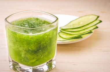 Taze ve sağlıklı salatalık güler yüzlü/taze ve sağlıklı yeşil salatalık smoothie