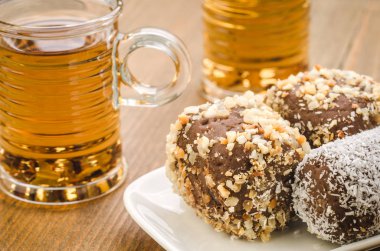 kek ve iki bardak sıcak çay bir ahşap arka plan/pastalar ve iki bardak sıcak çay