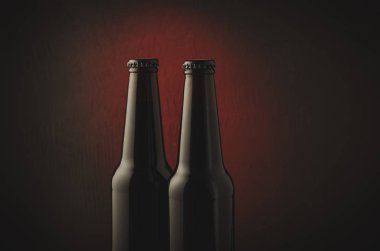 İki bira şişesi / iki şişe bira kırmızı bir arka plan üzerinde. Kopya alanı