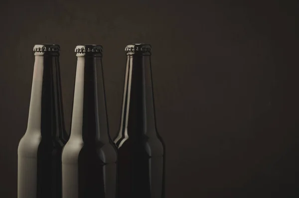Şişe Bira Karanlık Bir Arka Plan Üzerinde Şişe Bira Karanlık — Stok fotoğraf