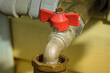 bir duvar/vinç su için kapaklı su vanası