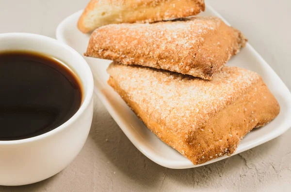 Kahvaltı whith kahve Kupası ve ev yapımı kurabiye/kahvaltı whith kahve Kupası ve beyaz bir tablo üzerinde ev yapımı kurabiyeler. Yakın çekim